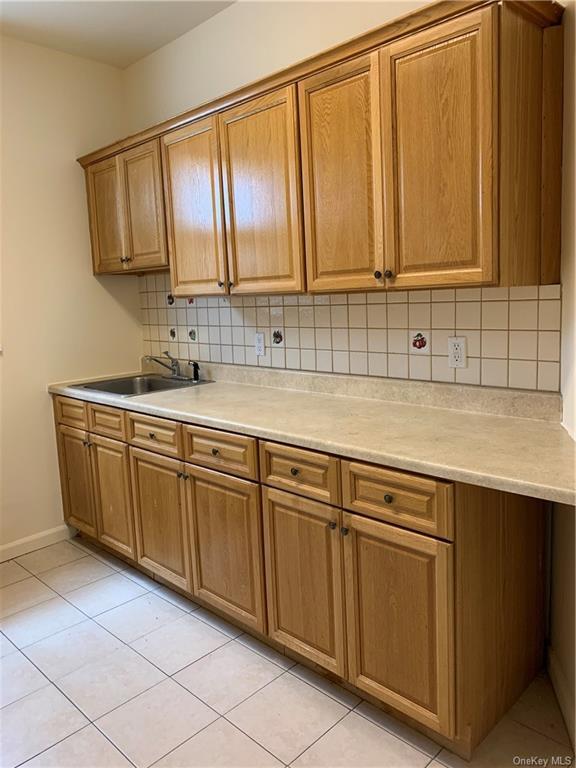 419 White Plains Rd Unit 7, Eastchester, NY 10709 Room for Rent in