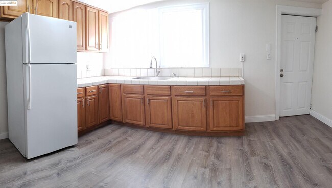 Foto del edificio - 498 E 8th St