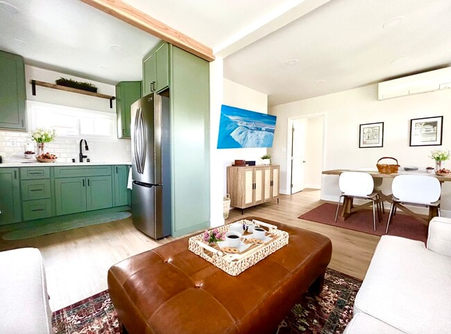 La casa está completamente amueblada con todo lujo de detalles. - 2824 S Orange Dr