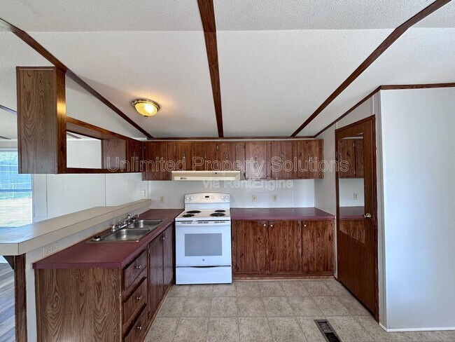Building Photo - 9499 Wendi Dr NE