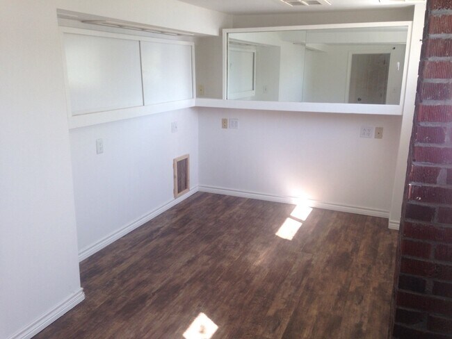 Dormitorio con vista al agua. - 9876 SE Southworth Dr