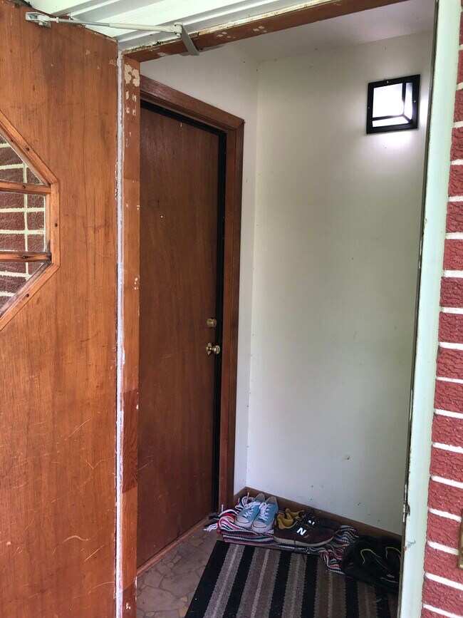 Entryway - 2020 Field St