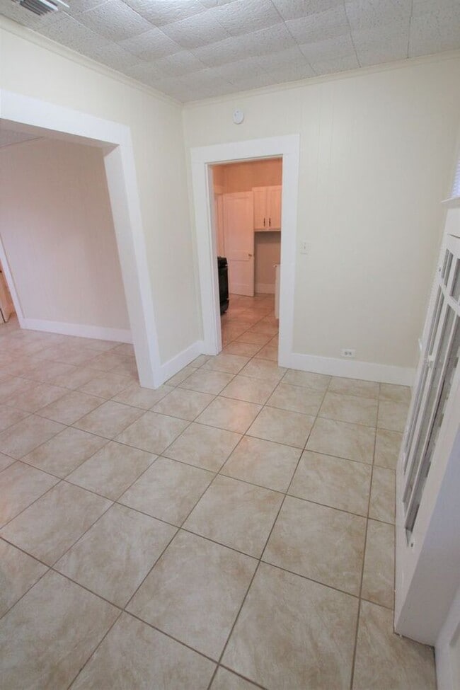 Building Photo - Tour Today! Cozy 2 Bedroom, 1 Bath Duplex ...