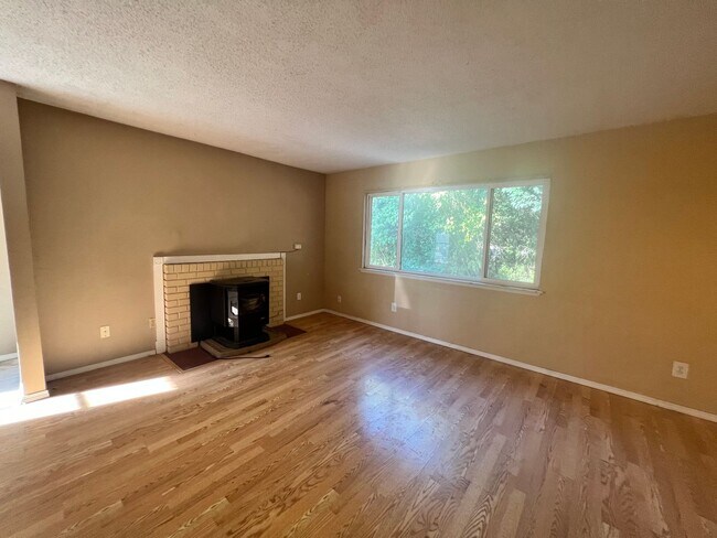 Foto del edificio - 3 Bed 1 Bath Home for Rent with Carport an...
