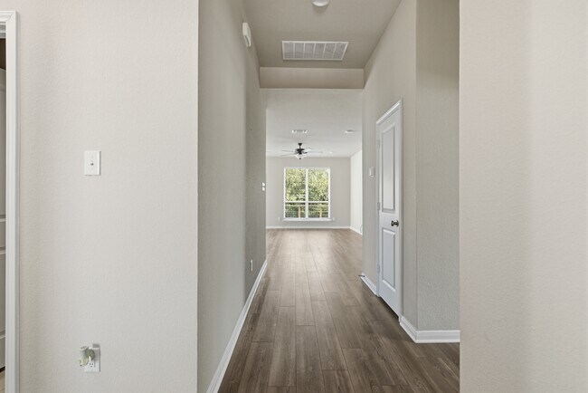 Foto del edificio - 5613 St Charles Dr