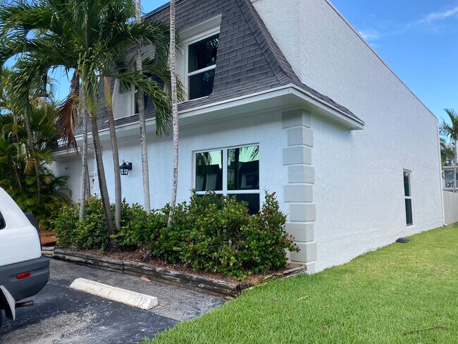 Front - 912 NE 26th Ave