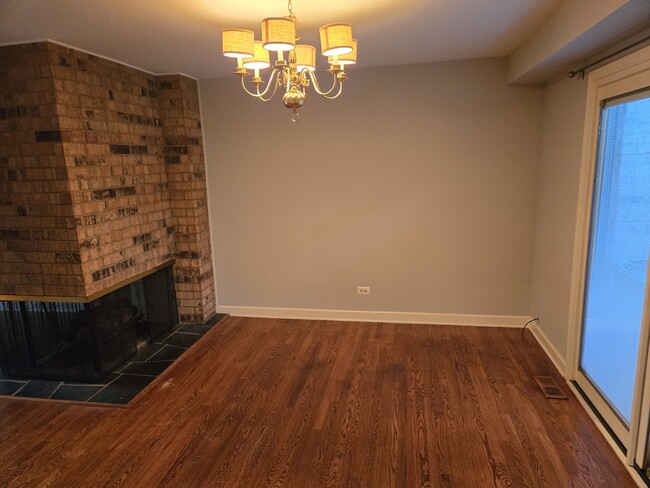 Building Photo - 2S663 Ave Normandy E