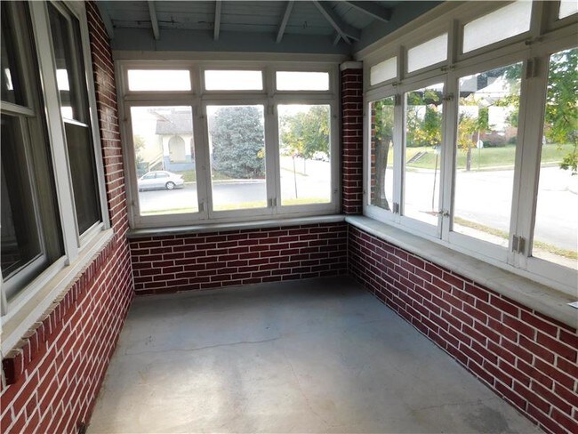 Building Photo - 902 Stanbridge St
