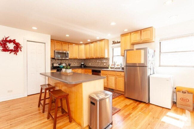 Foto del edificio - 4 bedroom in Chicago IL 60657