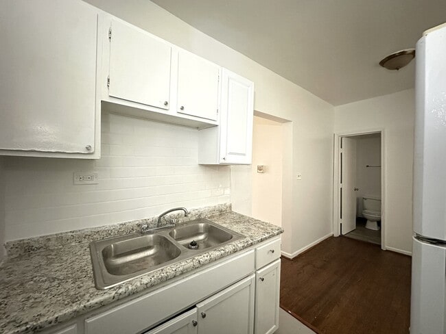 Building Photo - 931 W Sunnyside Ave