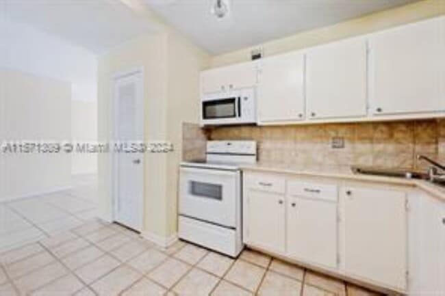 Building Photo - 124 NE 19th Ct
