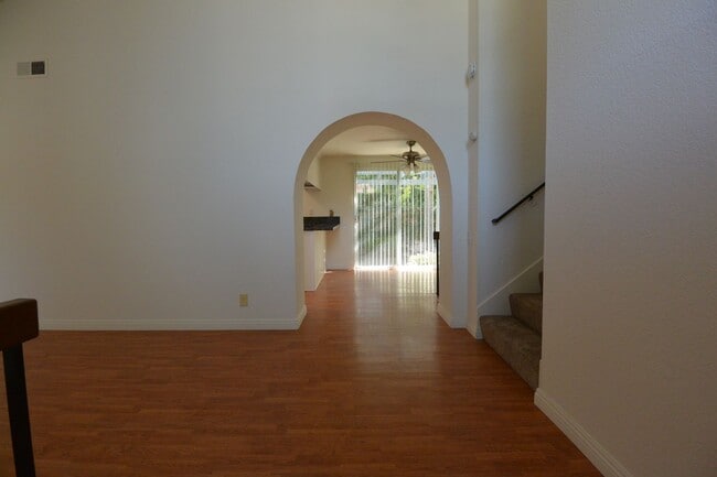 Building Photo - Beautiful 4-bedroom 3-bathroom Home in Mis...