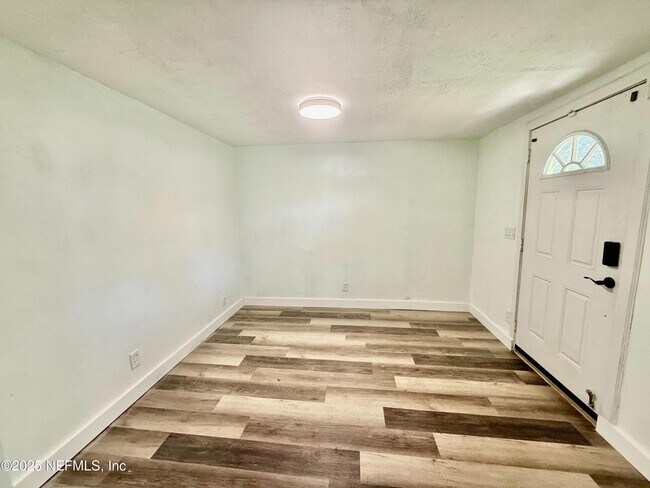 Foto del edificio - 7841 Eaton Ave