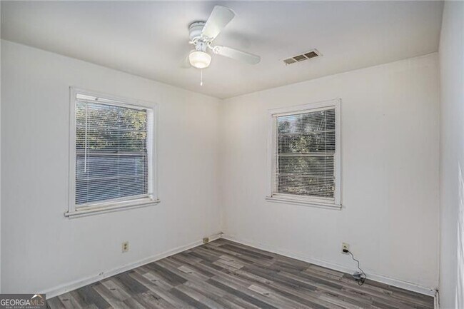 Foto del edificio - 5253 Brookdale Dr