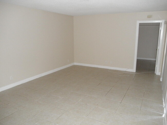 Building Photo - 911  Springdale Circle  Palm Springs Fl 33461