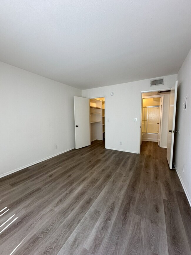 Building Photo - Woodman Oaks Apartments