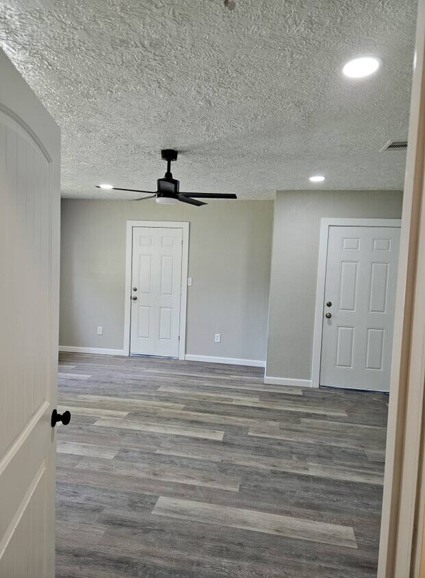 Foto del edificio - 1205 W Wrenway Ave