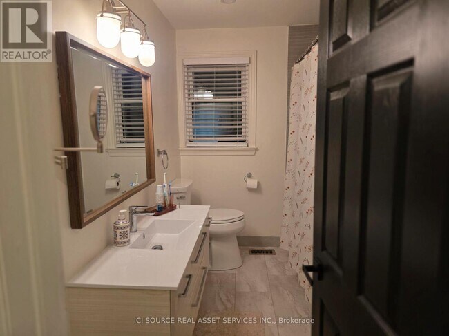 Building Photo - 631 Mary St N