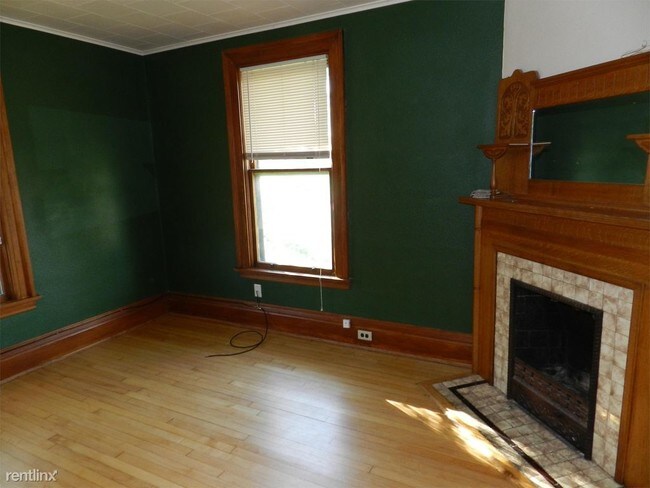 Foto del edificio - 4 br, 1.5 bath  - 207 E 7th St