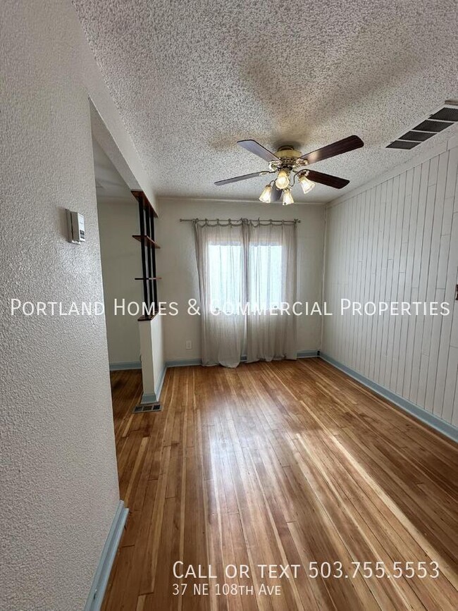 Building Photo - Cute 1BR 1BA Bungalow w/ Large, Fenced Bac...