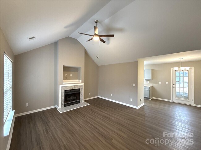 Foto del edificio - 3631 Joel Turner Dr