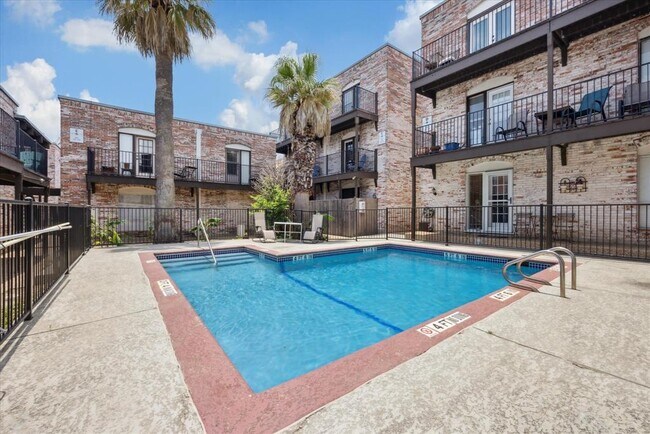 Building Photo - 6501 E Hill Dr