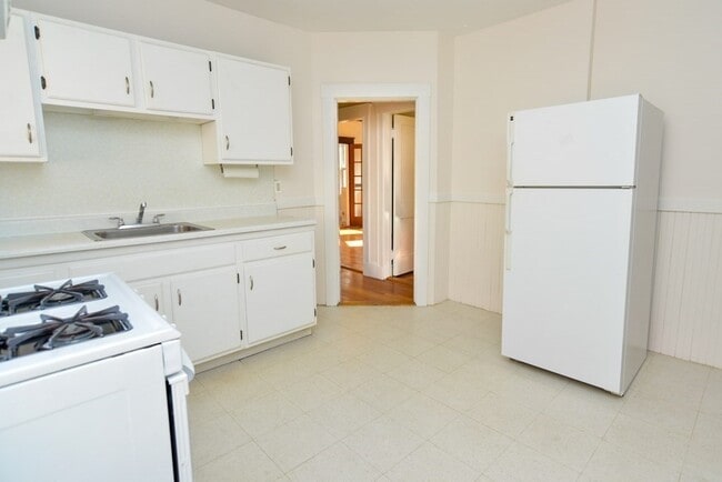 Building Photo - 89 Rockview St