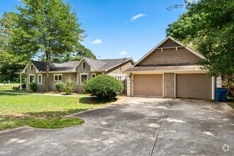 Building Photo - 2804 Briar Hill Ln SE