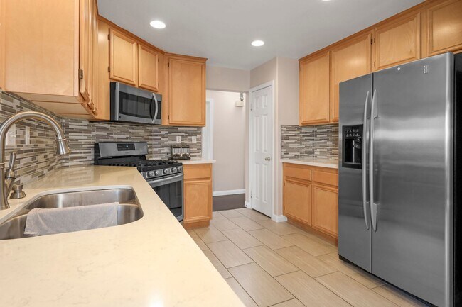 Building Photo - Comfort & Convenience