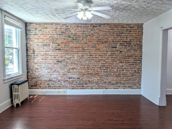 Building Photo - 1428 C St NE