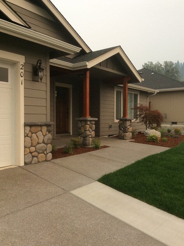 Foto principal - Newer Home