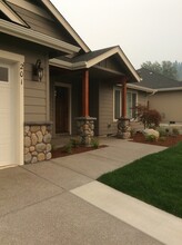Building Photo - 201 SE Briggs Way