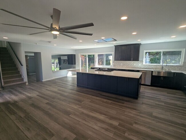 Foto del edificio - 2 Story - 4 Bedroom House w/pool in San Ca...
