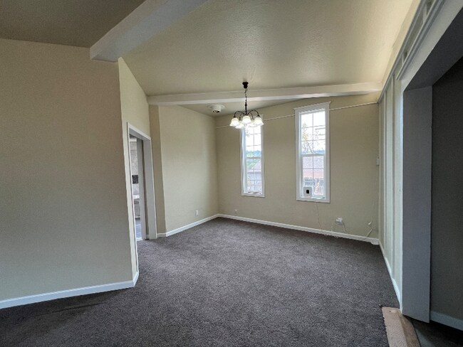 Foto del edificio - 18308 Laurel Ave