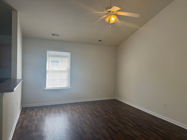 Foto del edificio - Lovely Three Bedroom Home In The Summerville Neighborhood!