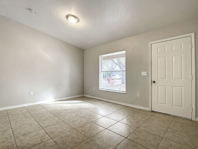 Building Photo - Beautiful 2 bed /1.5 bath home FOR RENT in...