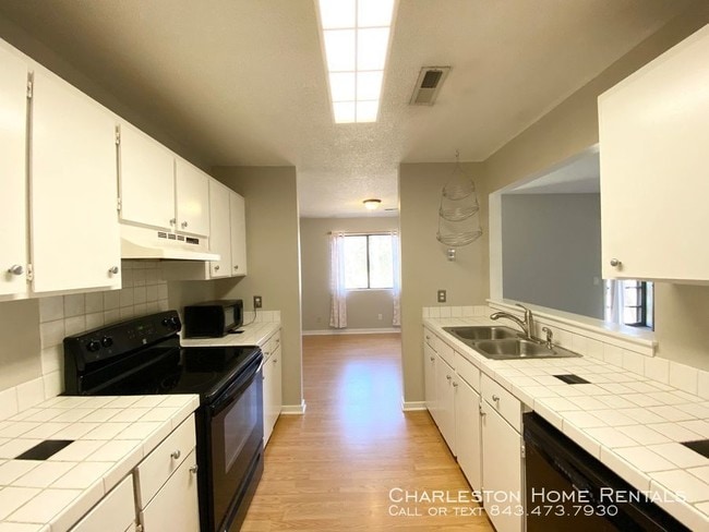 Building Photo - 2327 Treescape Dr