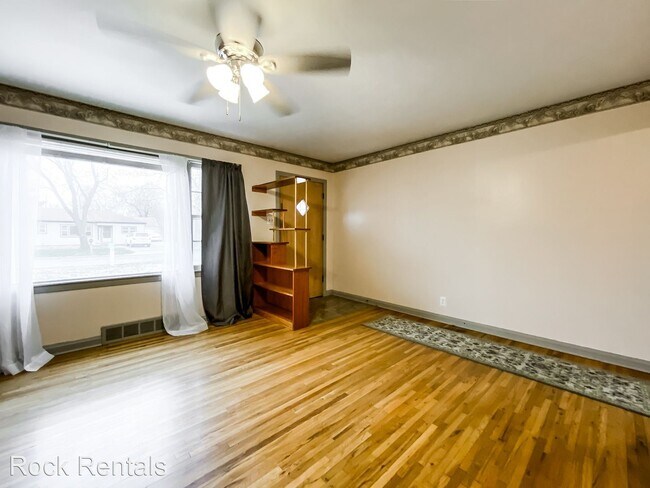 Building Photo - 3 br, 1 bath House - 1016 E 12th