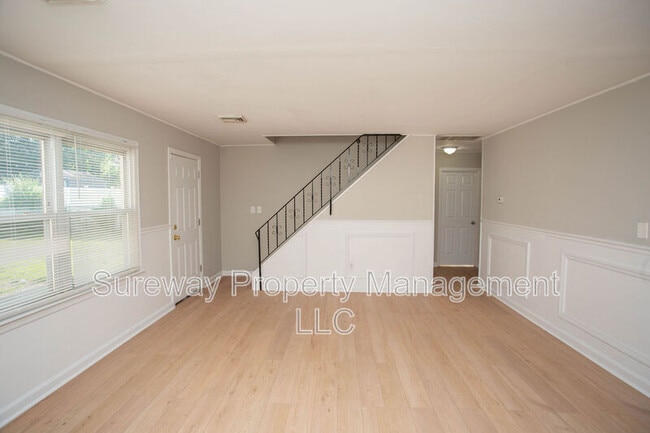 Building Photo - 11 Sedgwick Ln