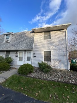 Building Photo - Available Now! 2 bed 1.5 Bath Townhome in ...
