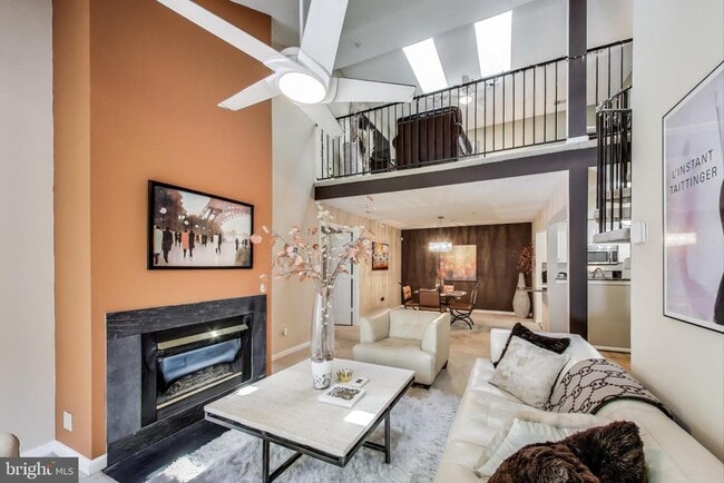 Building Photo - 10021 Vanderbilt Cir