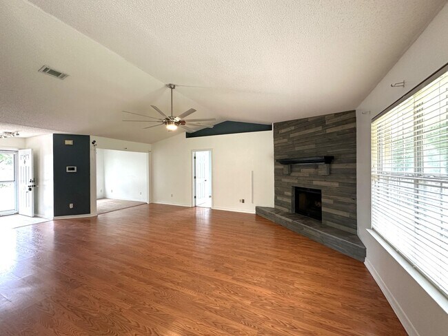 Foto del edificio - 139 Steeplechase Dr