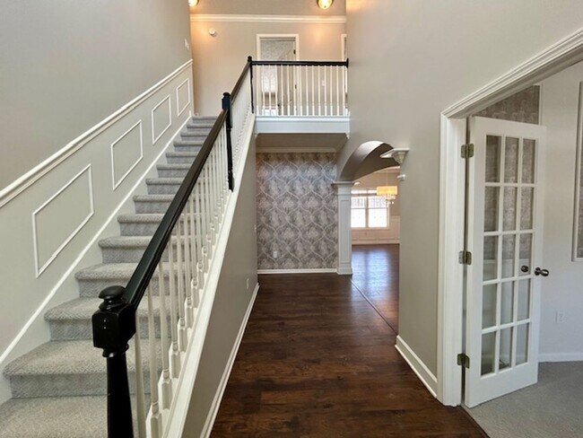 Foto del edificio - Elegant 4-Bedroom, 3.5 Bath - Finished Basement with BAR & ENTERTAINMENT