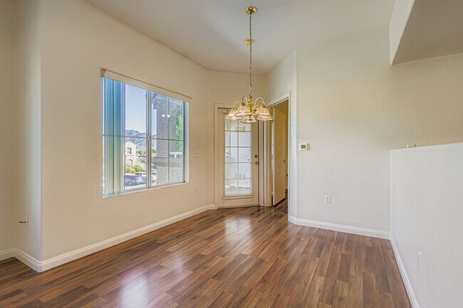 Foto del edificio - Cute and cozy two bedroom upstairs condo