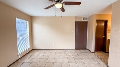 Building Photo - 13480 S Thorntree Dr