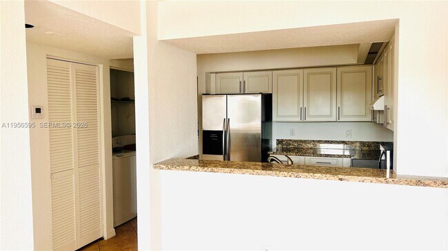 Foto del edificio - 18810 NW 57th Ave