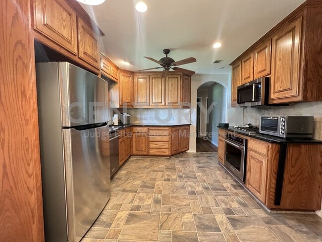 Building Photo - Well Maintained 3/1.5 in Historic Downtown...