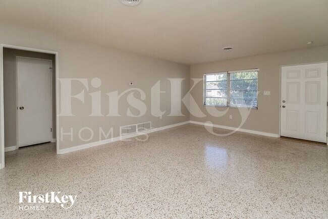 Building Photo - 909 Fort Ln Dr