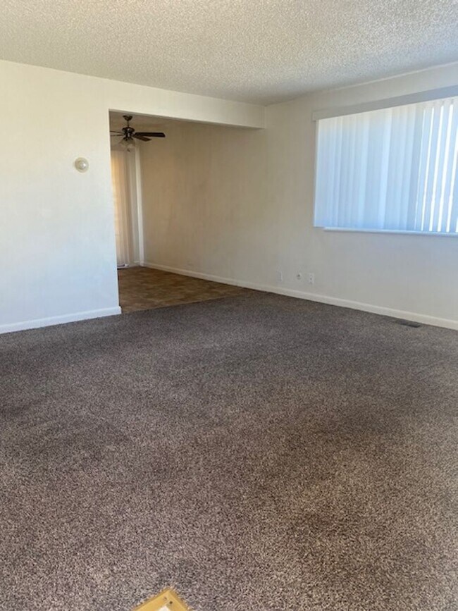 Building Photo - 140 Skyline Dr