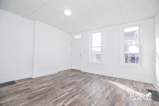 Building Photo - 729 Manor St